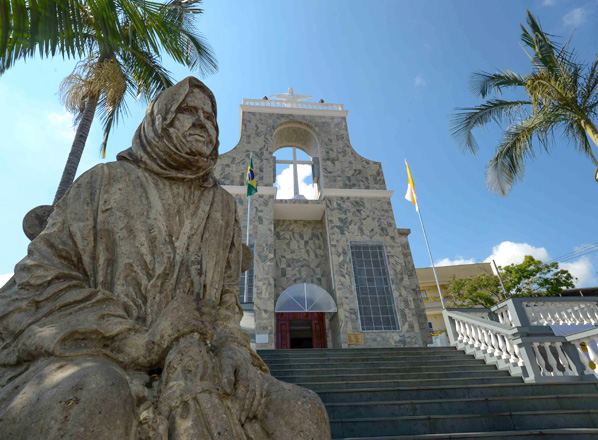 Imagem de Nhá Chica em frente a Igreja de Nossa Senhora da Conceição